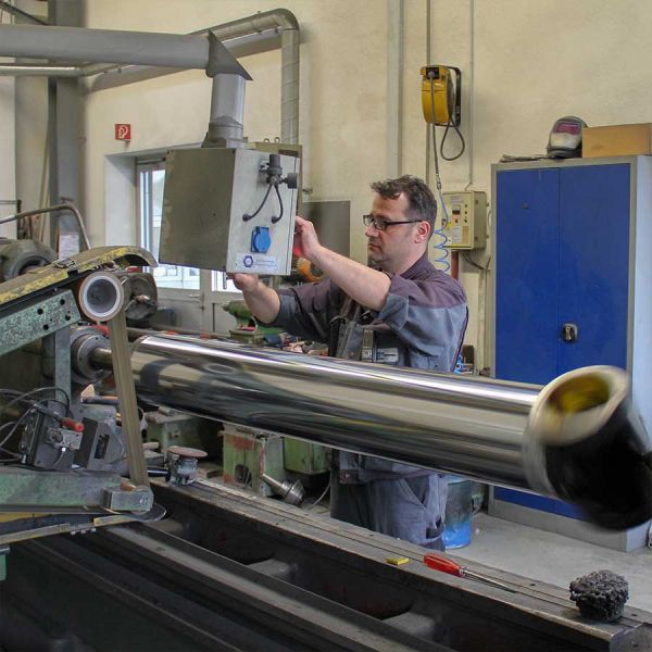 Kolbenstange Bandschleifen