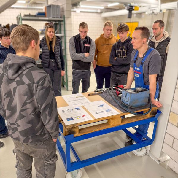 Besuch Berufsschule Sursee Schenker Hydraulik AG